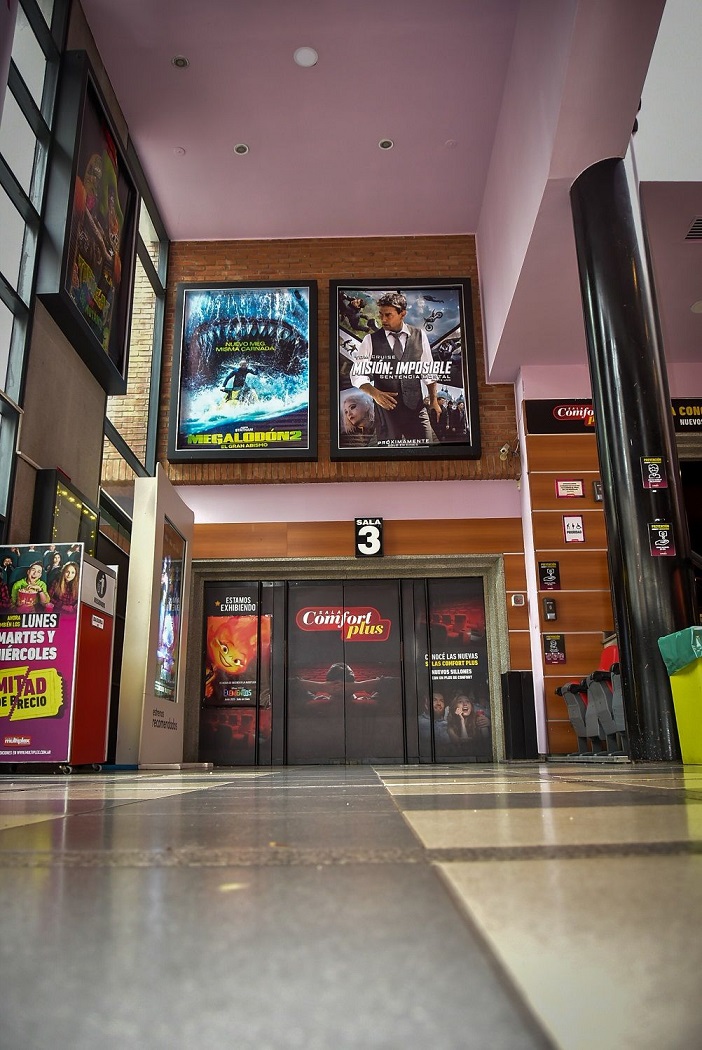 Fachada de Multiplex Belgrano en la esquina de Vuelta de Obligado