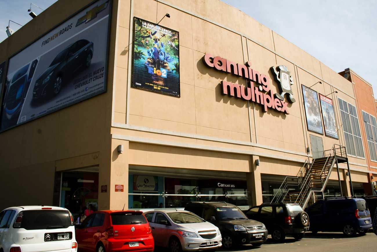 Fachada de Multiplex Canning en Shopping Las Toscas