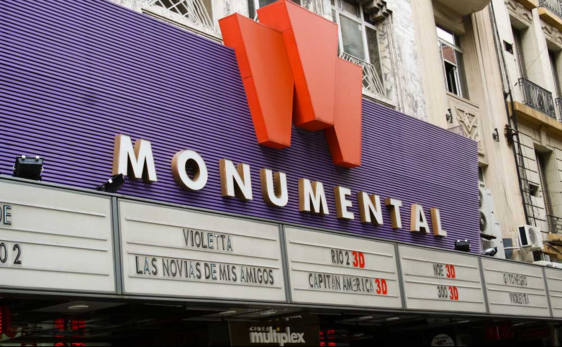 Entrada de Multiplex Lavalle sobre la peatonal Lavalle