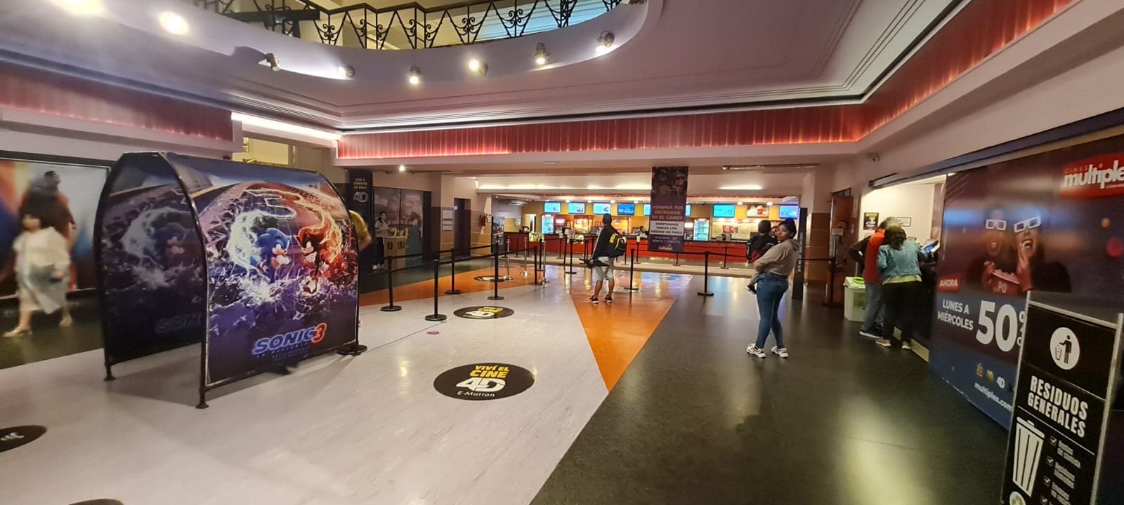 Hall principal de Multiplex Lavalle