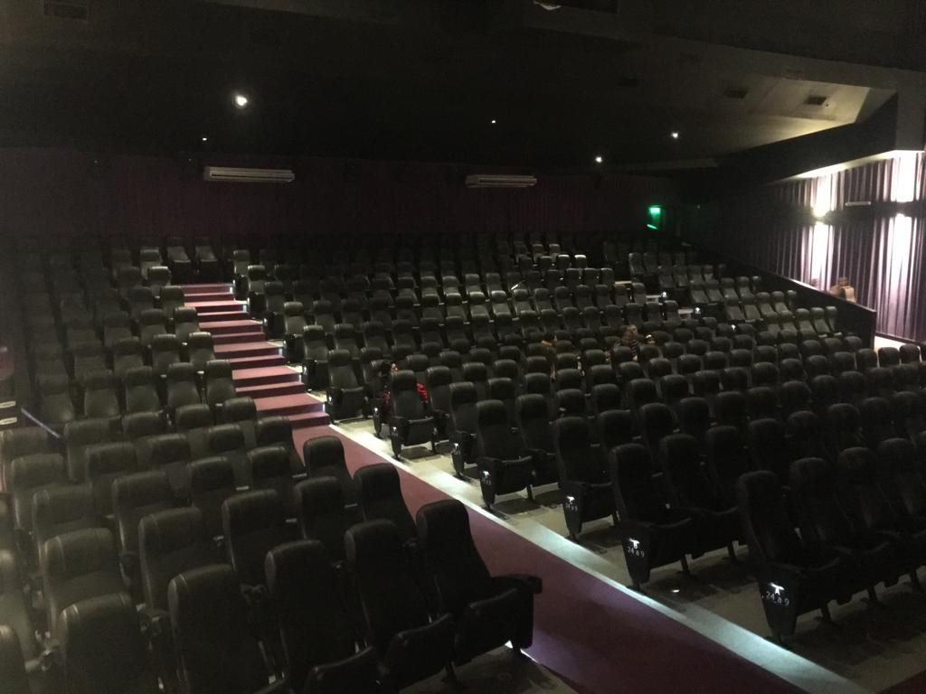 Interior de una sala tradicional 2D de Multiplex