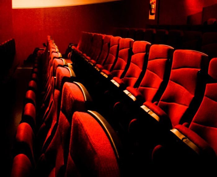 Sala 3D de Multiplex con butacas rojas e iluminación ambiental