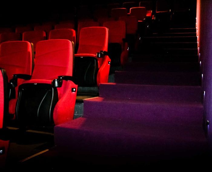 Pasillo y butacas de una sala 3D Multiplex