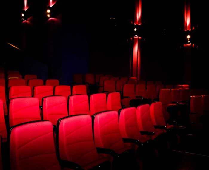 Sala 3D de Multiplex vista desde el fondo, con butacas rojas iluminadas