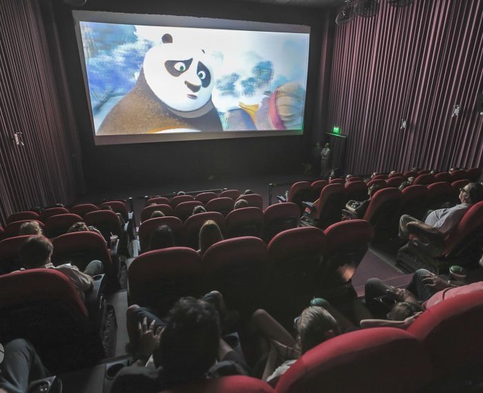 Sala 4D de Multiplex con pantalla y butacas E-Motion