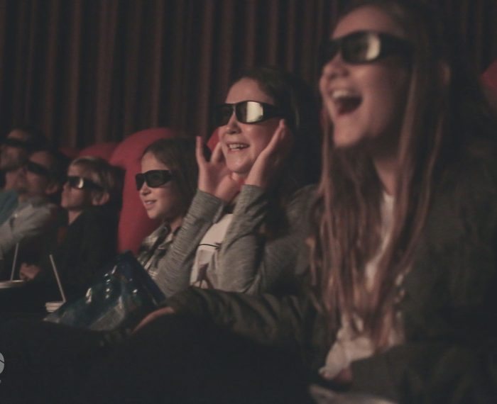 Público disfrutando una función 4D con anteojos 3D