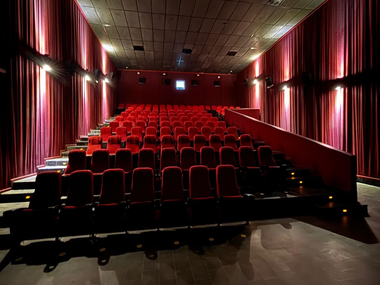 Interior del complejo Multiplex San Juan